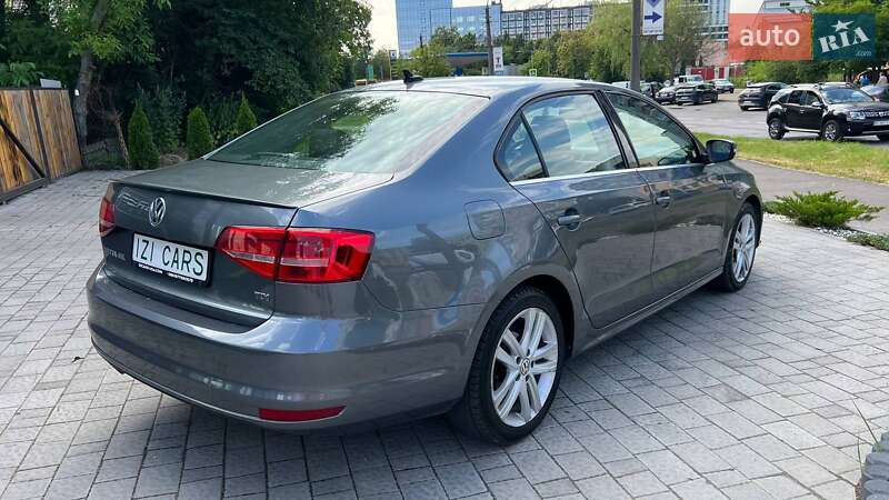 Седан Volkswagen Jetta 2015 в Львове