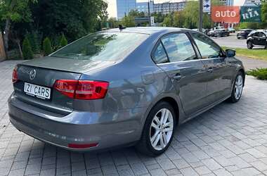 Седан Volkswagen Jetta 2015 в 