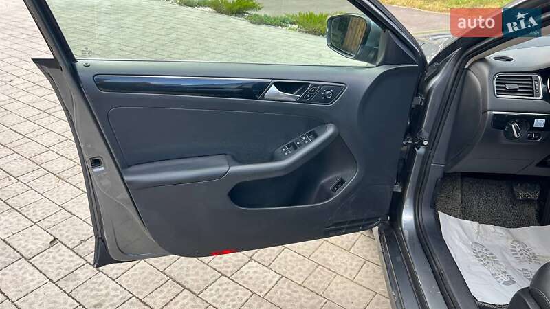 Седан Volkswagen Jetta 2015 в Львове