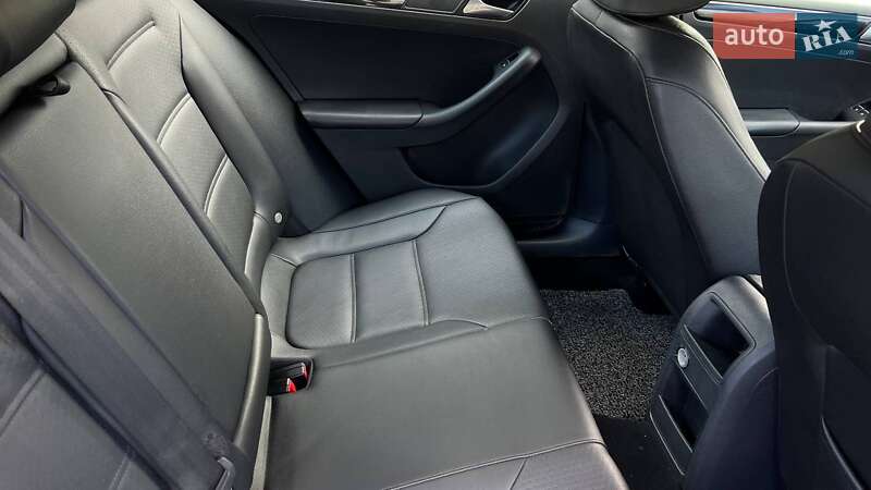 Седан Volkswagen Jetta 2015 в Львове