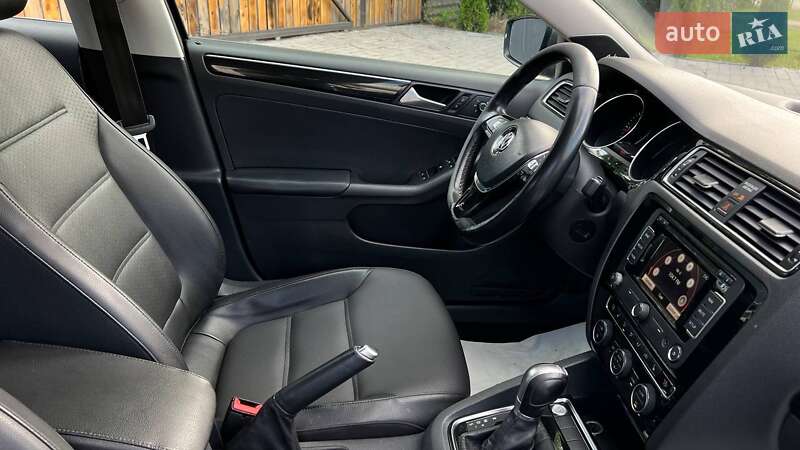 Седан Volkswagen Jetta 2015 в Львове