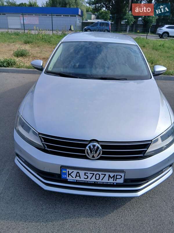 Седан Volkswagen Jetta 2016 в Вишневом