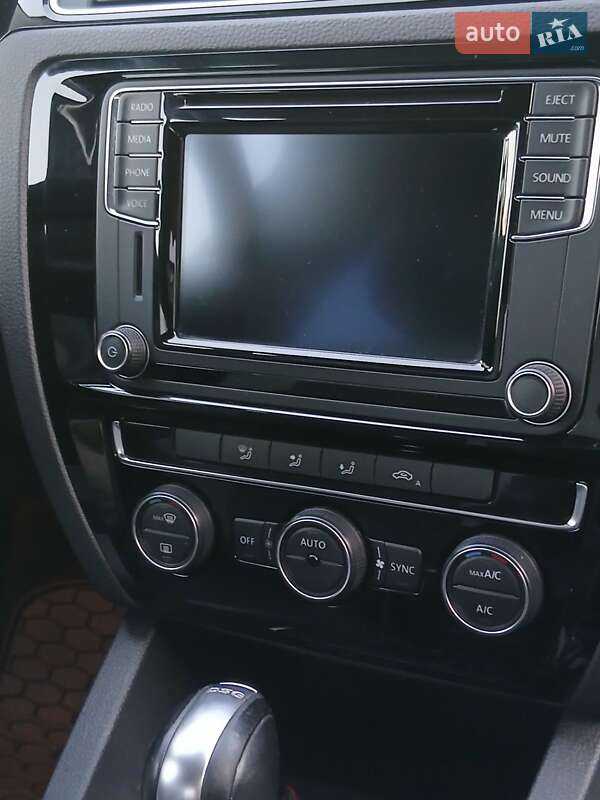 Седан Volkswagen Jetta 2016 в Вишневом