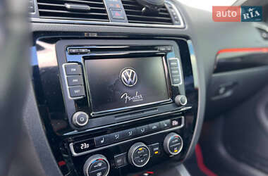 Седан Volkswagen Jetta 2015 в 