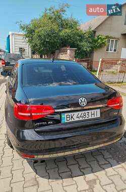 Седан Volkswagen Jetta 2015 в 