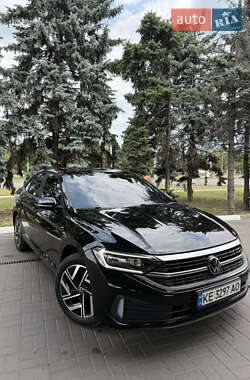 Седан Volkswagen Jetta 2023 в 