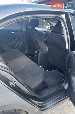 Седан Volkswagen Jetta 2012 в 