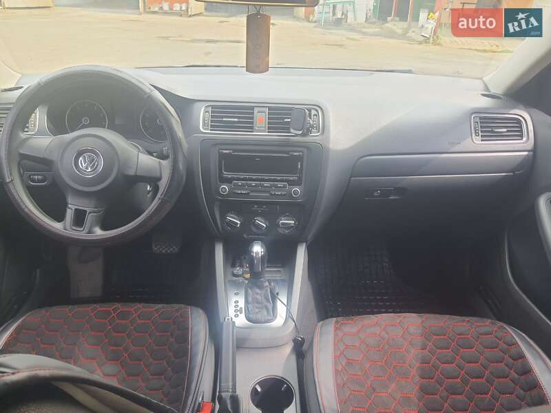 Седан Volkswagen Jetta 2012 в Великодолинському