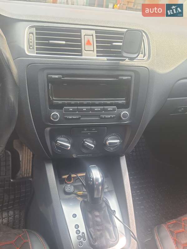 Седан Volkswagen Jetta 2012 в Великодолинському