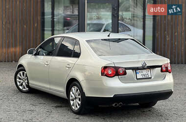 Седан Volkswagen Jetta 2010 в 