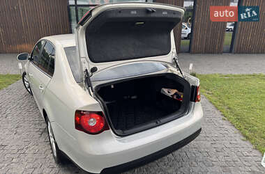 Седан Volkswagen Jetta 2010 в 