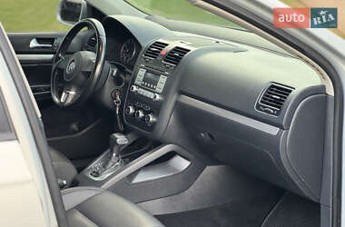 Седан Volkswagen Jetta 2010 в 