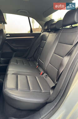 Седан Volkswagen Jetta 2010 в 
