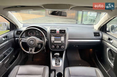 Седан Volkswagen Jetta 2010 в 