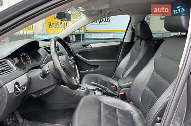 Седан Volkswagen Jetta 2012 в 