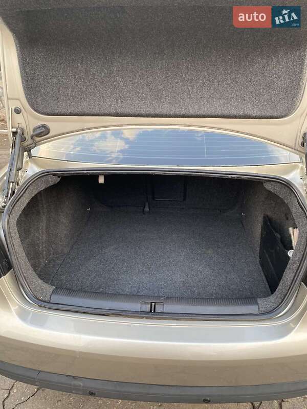 Седан Volkswagen Jetta 2006 в Новому Бузі