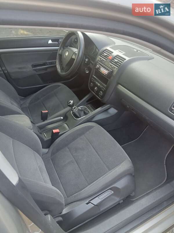 Седан Volkswagen Jetta 2006 в Новому Бузі