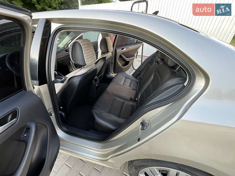Седан Volkswagen Jetta 2014 в Тетієві