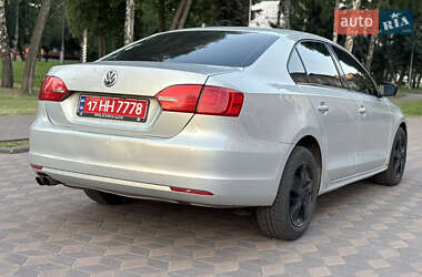 Седан Volkswagen Jetta 2011 в 