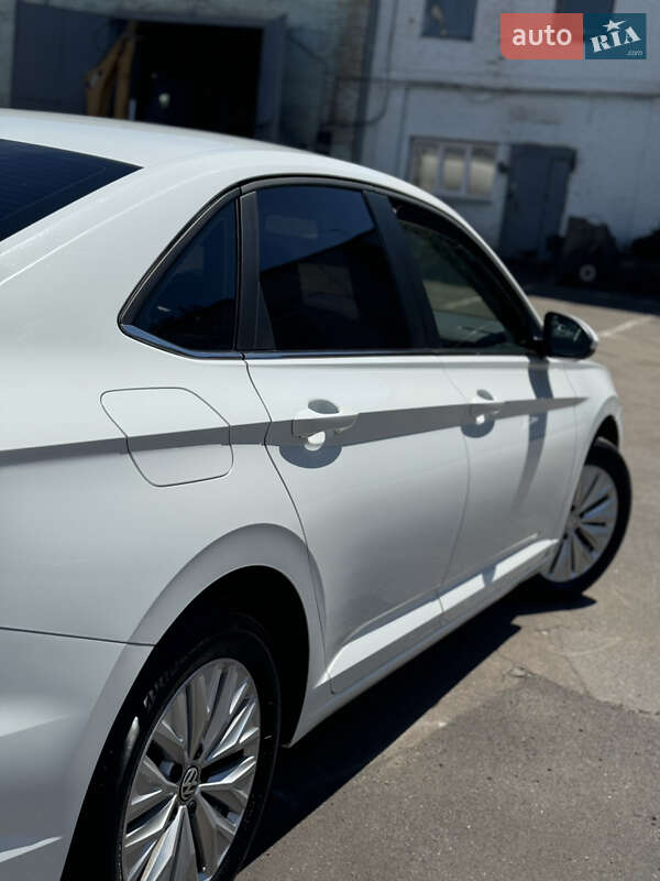 Седан Volkswagen Jetta 2019 в Киеве