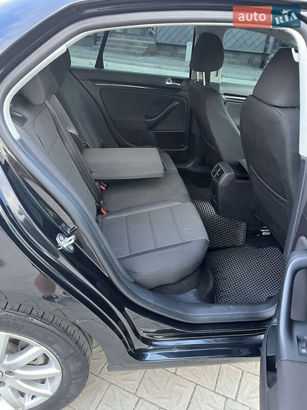 Седан Volkswagen Jetta 2010 в Рівному