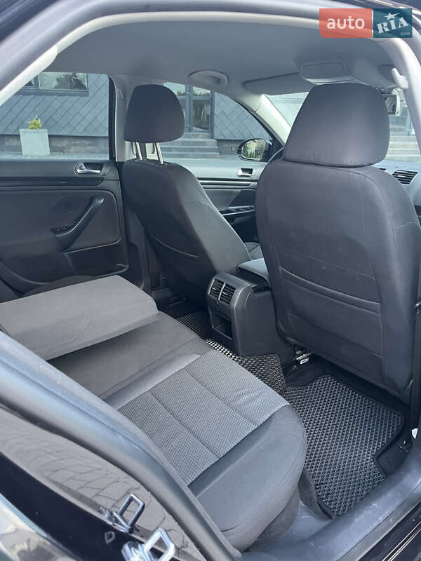 Седан Volkswagen Jetta 2010 в Рівному