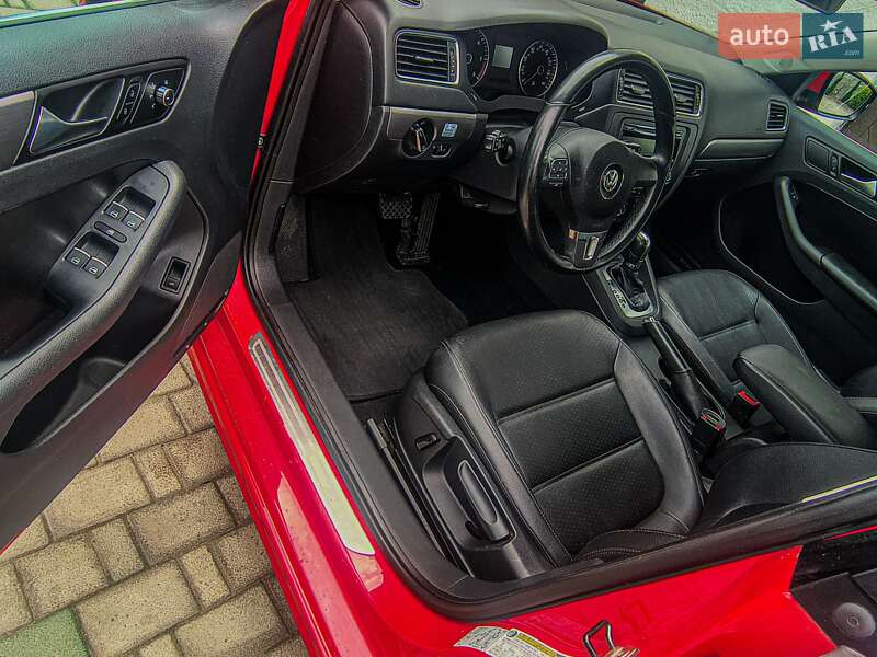 Седан Volkswagen Jetta 2013 в Львові