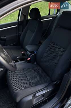 Седан Volkswagen Jetta 2010 в 