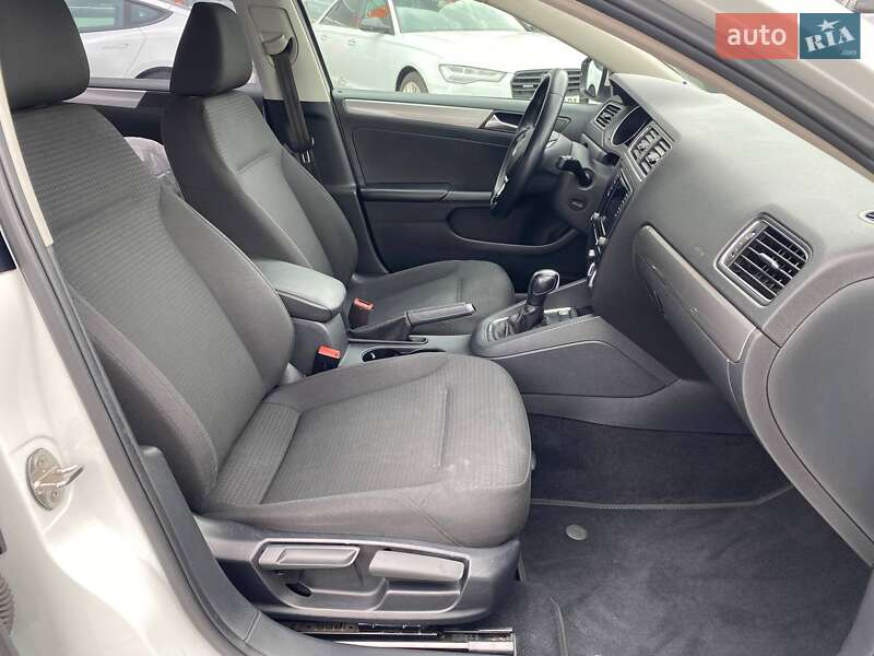 Седан Volkswagen Jetta 2016 в Львове