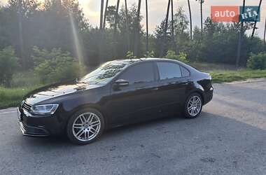 Седан Volkswagen Jetta 2012 в Охтирці