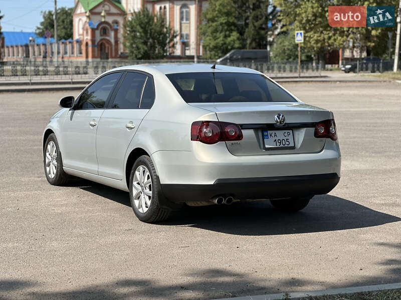 Седан Volkswagen Jetta 2010 в Первомайске