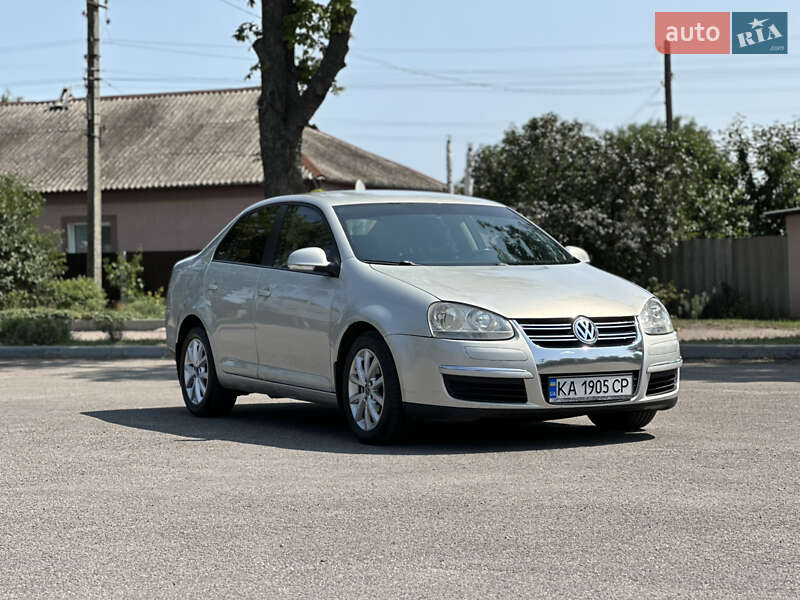 Седан Volkswagen Jetta 2010 в Первомайске