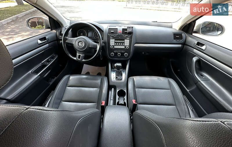 Седан Volkswagen Jetta 2010 в Первомайске