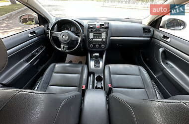 Седан Volkswagen Jetta 2010 в 