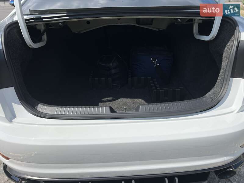 Седан Volkswagen Jetta 2019 в Днепре