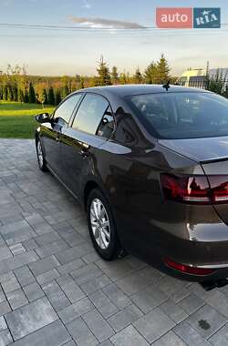 Седан Volkswagen Jetta 2013 в 