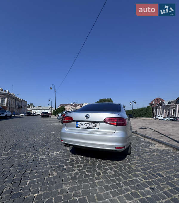 Седан Volkswagen Jetta 2015 в Чернівцях