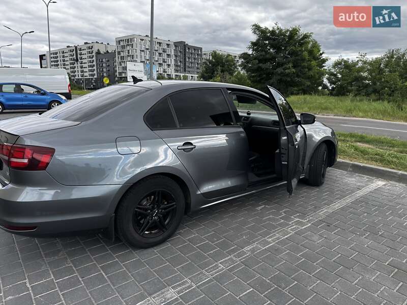 Седан Volkswagen Jetta 2016 в Львові