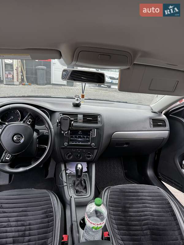 Седан Volkswagen Jetta 2016 в Львові