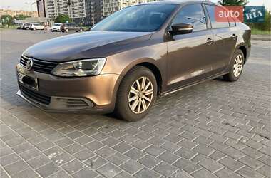 Седан Volkswagen Jetta 2013 в Львові