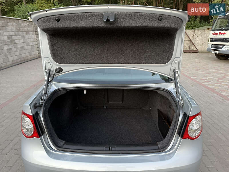 Седан Volkswagen Jetta 2006 в Луцке