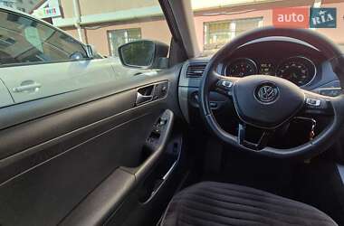 Седан Volkswagen Jetta 2015 в 