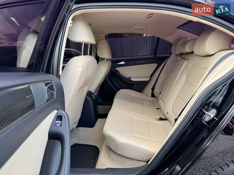 Седан Volkswagen Jetta 2015 в Днепре