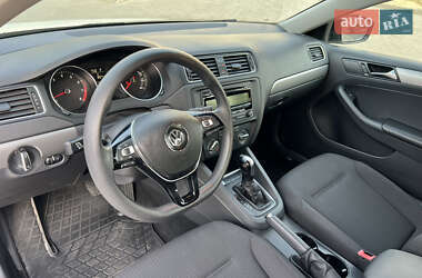 Седан Volkswagen Jetta 2015 в 