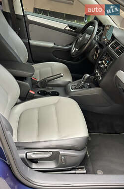 Седан Volkswagen Jetta 2013 в 