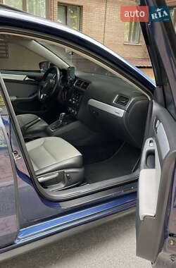 Седан Volkswagen Jetta 2013 в 