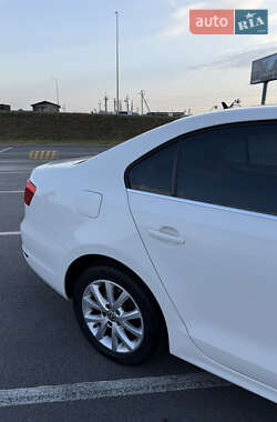 Седан Volkswagen Jetta 2012 в 