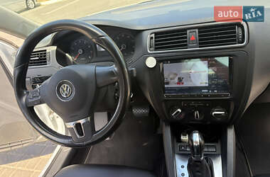 Седан Volkswagen Jetta 2010 в 