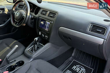 Седан Volkswagen Jetta 2015 в 