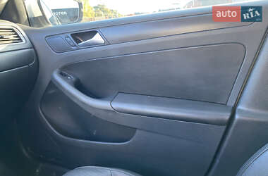 Седан Volkswagen Jetta 2012 в 